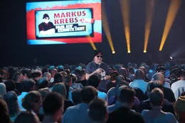 Ein Stehtisch, ein Barhocker, eine Flasche Bier - f&uuml;r einen Abend mit Markus Krebs braucht es nicht mehr. Humor-Prinzip? Irgendwas zwischen Kneipen-Kumpel und Witze-Papst.