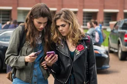 Maggie (Diana Silvers, l.) und Haley (McKaley Miller)  Die Verwendung des sendungsbezogenen Materials ist nur mit dem Hinweis und Verlinkung auf RTL+ gestattet.; Maggie (Diana Silvers, l.) und Haley (McKaley Miller)  Die Verwendung des sendungsbezogenen Materials ist nur mit dem Hinweis und Verlinkung auf RTL+ gestattet.