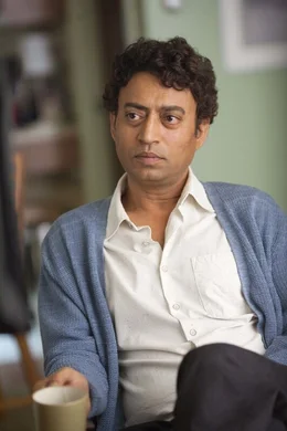 Eines Tages h&ouml;rt ein Schriftsteller, der unter einer Schreibhemmung leidet, in einem Caf&eacute; von Piscine Militor Patel (Irrfan Khan), einem Mann, der eine schier unglaubliche Geschichte zu erz&auml;hlen hat ...