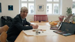 G&uuml;nther Sch&uuml;tzenh&ouml;fer im Office der Galerie Gugging.
