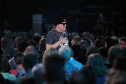 Ein Stehtisch, ein Barhocker, eine Flasche Bier - f&uuml;r einen Abend mit Markus Krebs braucht es nicht mehr. Humor-Prinzip? Irgendwas zwischen Kneipen-Kumpel und Witze-Papst.