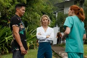 Thomas Magnum (Jay Hernandez, l.), Juliet Higgins (Perdita Weeks, m.) und Dr. Cates (Christiane Seidel)