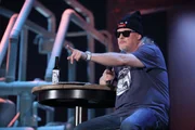 Ein Stehtisch, ein Barhocker, eine Flasche Bier - f&uuml;r einen Abend mit Markus Krebs braucht es nicht mehr. Humor-Prinzip? Irgendwas zwischen Kneipen-Kumpel und Witze-Papst.