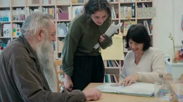 Leopold Strobl (Gugginger K&uuml;nstler), Timna Tichy (Mitarbeiterin Galerie Gugging) und Nina Katschnig (Leiterin Galerie Gugging) im Office der Galerie Gugging.