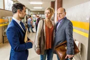 Karin Noske (Jessica Ginkel) ist entsetzt, dass Michael (Gabriel Merz, l.) die Schule verklagen will und f&uuml;hlt sich ausgenutzt. Direktor Rose (Uli Gebauer) ist der Meinung, dass dies Karins Problem ist.