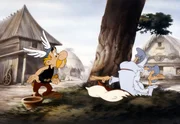 Asterix ahnt B&ouml;ses - Miraculix (re.) ist nach dem Treffer am Kopf v&ouml;llig durchgedreht. Ob er die Zauberformel noch kennt?