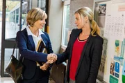 Frau Baumann (Maria Bachmann, l.) trifft sich zu einem Gespr&auml;ch mit Karin Noske (Jessica Ginkel) und tr&auml;gt die Beschwerden gegen Stefan vor.