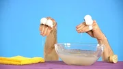 Händchen hat ebenfalls im Matsch gespielt und muss sich gründlich waschen. Händchen hat ebenfalls im Matsch gespielt und muss sich gründlich waschen.