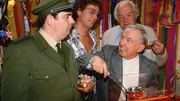 Zum siebeneinhalbj&auml;hrigen Jubil&auml;um des Kiosk l&auml;sst Atze (Atze Schr&ouml;der, 2.v.li.) wieder eine seiner ber&uuml;hmt-ber&uuml;chtigten Partys steigen. Die Nachbarschaft ist begeistert, besonders Opa Pl&auml;te (J&uuml;rgen Mikol, v.re.) kann nicht genug bekommen von der Bowle.