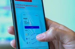 &Uuml;berweisungen mit den neuen Kryptow&auml;hrungen gehen auch per Smartphone. Noch akzeptieren aber wenige H&auml;ndler den Bitcoin in Europa.