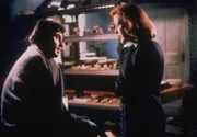 Dr. Alonso Bilac (Vic Trevino, l.); Dana Scully (Gillian Anderson, r.) Dr. Alonso Bilac (Vic Trevino, l.); Dana Scully (Gillian Anderson, r.)