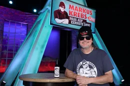 Ein Stehtisch, ein Barhocker, eine Flasche Bier - f&uuml;r einen Abend mit Markus Krebs braucht es nicht mehr. Humor-Prinzip? Irgendwas zwischen Kneipen-Kumpel und Witze-Papst.