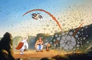Obelix (Mi.) und Asterix (re.) glauben, dass Miraculix (li.) ein wenig den Verstand verloren hat.
