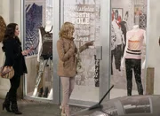 Max (Kat Dennings, l.) und Caroline (Beth Behrs, r.) f&uuml;hlen sich am Ziel ihrer Tr&auml;ume, als ihr Cupcake T-Shirt in einer bekannten Boutique verkauft wird. Aber wird das T-Shirt wirklich so ein Erfolg?