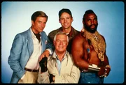 L-R: Dirk Benedict als Templeton 'Faceman' Peck, Dwight Schultz als 'Howling Mad' Murdock, Mr. T als B.A. Baracus, Mitte vorne: George Peppard als John 'Hannibal' Smith.