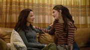 Erica (Juliette Lewis) und Maggie (Diana Silvers)  Die Verwendung des sendungsbezogenen Materials ist nur mit dem Hinweis und Verlinkung auf RTL+ gestattet.; Erica (Juliette Lewis) und Maggie (Diana Silvers)  Die Verwendung des sendungsbezogenen Materials ist nur mit dem Hinweis und Verlinkung auf RTL+ gestattet.