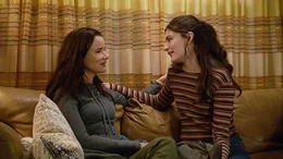Erica (Juliette Lewis) und Maggie (Diana Silvers)  Die Verwendung des sendungsbezogenen Materials ist nur mit dem Hinweis und Verlinkung auf RTL+ gestattet.; Erica (Juliette Lewis) und Maggie (Diana Silvers)  Die Verwendung des sendungsbezogenen Materials ist nur mit dem Hinweis und Verlinkung auf RTL+ gestattet.