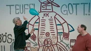 Die Gugginger K&uuml;nstler G&uuml;nther Sch&uuml;tzenh&ouml;fer und J&uuml;rgen Tauscher beim Luftballonspielen im Haus der