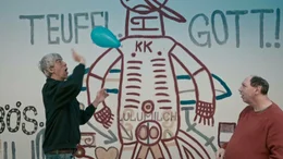 Die Gugginger K&uuml;nstler G&uuml;nther Sch&uuml;tzenh&ouml;fer und J&uuml;rgen Tauscher beim Luftballonspielen im Haus der