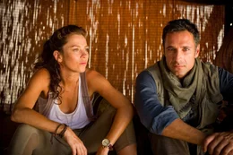 Im Bild: Arch&auml;ologin Victoria (Anna Friel) und Treasure Guard Angelo (Raoul Bova, r.) versuchen mehr &uuml;ber Victorias Ausgrabung herauszufinden.