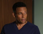 Dr. Marcus Andrews (Hill Harper) Die Verwendung des sendungsbezogenen Materials ist nur mit dem Hinweis und Verlinkung auf RTL+ gestattet. Dr. Marcus Andrews (Hill Harper) Die Verwendung des sendungsbezogenen Materials ist nur mit dem Hinweis und Verlinkung auf RTL+ gestattet.