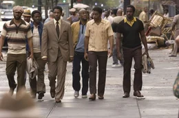 Im Leben gibt es zwei M&ouml;glichkeiten: Entweder ist man jemand, oder man ist niemand. Mit diesem Grundsatz erk&auml;mpft sich der afroamerikanische Gangster Frank Lucas (Denzel Washington, 3.v.l.) einen Spitzenplatz in der New Yorker Unterwelt ...