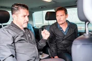 Simon (Roberto Thoenelt, r.) verspricht Tarek (Haydar Kizay), dass er die Benders für die Auktionshausraub dranbekommt. Simon (Roberto Thoenelt, r.) verspricht Tarek (Haydar Kizay), dass er die Benders für die Auktionshausraub dranbekommt.