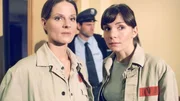 Mit Hilfe eines ausgekl&uuml;gelten Plans ist es Natascha (Susann Uplegger, li.) und Ginger (Nadine Warmuth) gelungen, den Kiosk auf der Station auszurauben.