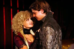 Blossom (Paula Schramm) hat es auf Maxi (Marlon Wessel) abgesehen.