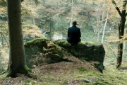 Der Anblick eines Wolfes hat Urs Blank (Moritz Bleibtreu) dazu bewogen, in den Wald zu gehen. Findet seine verletzte Seele hier Erleichterung?