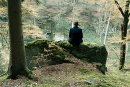 Der Anblick eines Wolfes hat Urs Blank (Moritz Bleibtreu) dazu bewogen, in den Wald zu gehen. Findet seine verletzte Seele hier Erleichterung?