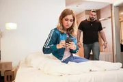 Marie (Sarah Buchholzer) versucht vergeblich, an das Handy ihres Aufpassers zu kommen. Bodyguard (Jack Maksimovic) Marie (Sarah Buchholzer) versucht vergeblich, an das Handy ihres Aufpassers zu kommen. Bodyguard (Jack Maksimovic)