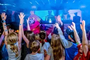 Lilian Klebow zu Besuch bei der gro&szlig;en Kinderdisco, wo Kinder gemeinsam mit ESC-Maskottchen Auri tanzen.