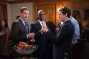 (v.l.n.r.) Kevin Cozner (Marc Evan Jackson); Captain Ray Holt (Andre Braugher); Jake Peralta (Andy Samberg) (v.l.n.r.) Kevin Cozner (Marc Evan Jackson); Captain Ray Holt (Andre Braugher); Jake Peralta (Andy Samberg)