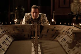 Der einflussreiche und skrupellose Senator Corvus (Kiefer Sutherland), der f&uuml;r den Tod von Milos Eltern und seinem Volk verantwortlich ist, will Cassia um jeden Preis zu seiner Gattin machen - daf&uuml;r geht er auch &uuml;ber Leichen ...