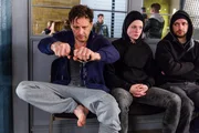 Stefan (Hendrik Duryn, l.) und Sch&uuml;lerin Anne sind auf dem Polizeirevier gelandet.