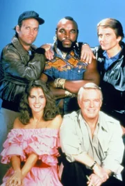 L-R: John 'Hannibal' Smith (George Peppard, vorne re.), Amy Amanda Allen (Melinda Culea), 'Howling Mad' Murdock (Dwight Schultz, oben li.), Mr.T. (Mr.T., oben Mi.) und Templeton Peck (Dirk Benedict, oben re.)
