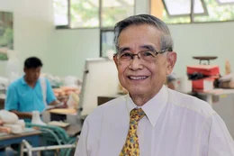 Prof. Dr. Therdchai Jivacate von der Universit&auml;t Chiang Mai gilt als Erfinder der ersten Beinprothese f&uuml;r Elefanten.