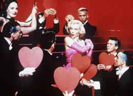 Mit dem Schlager "Diamonds are a Girl's Best Friend" landet die blonde Lorelei (Marilyn Monroe, M.) am Broadway einen sensationellen Erfolg, und die M&auml;nner liegen ihr zu F&uuml;&szlig;en ...