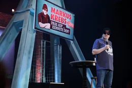 Ein Stehtisch, ein Barhocker, eine Flasche Bier - f&uuml;r einen Abend mit Markus Krebs braucht es nicht mehr. Humor-Prinzip? Irgendwas zwischen Kneipen-Kumpel und Witze-Papst.