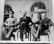 Von links nach rechts: Joseph Stalin, Franklin D. Roosevelt und Winston Churchill auf der Kolonnade der sowjetischen Botschaft w&auml;hrend der Teheraner Konferenz.