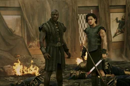 W&auml;hrend der Untergang von Pompeii eingeleitet wird, versuchen Milo (Kit Harington, r.) und Atticus (Adewale Akinnuoye-Agbaje, l.) alles, um Cassia aus den F&auml;ngen des verhassten Senators Corvus zu befreien und in Sicherheit zu bringen. Ein &auml;u&szlig;erst schwieriges Unternehmen ...