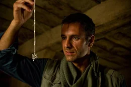 Treasure Guard Angelo (Raoul Bova) ist von einer geheimen Organisation vom Vatikan damit beauftragt, mehr &uuml;ber Victorias Ausgrabung herauszufinden.