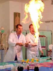 (v.li.): Chris van Tulleken (Dr. Chris), Xand van Tulleken (Dr. Xand).