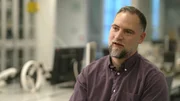 Aaron Ames ist Professor am renommierten &bdquo;California Institute of Technology&ldquo;. Er kritisiert den kommerziellen Robotik-Hype. Gleichzeitig versucht er, KI-gesteuerte Roboter auf v&ouml;llig neuartige Weise zu trainieren. Etwa f&uuml;r professionelle Rettungs-Eins&auml;tze.
