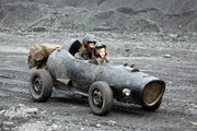 Nerv (Nick Romeo Reimann) und Klette (Janina Fautz) haben Spa&szlig; in ihrem neuen Mobil.