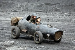 Nerv (Nick Romeo Reimann) und Klette (Janina Fautz) haben Spa&szlig; in ihrem neuen Mobil.