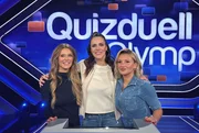 Moderatorin Esther Sedlaczek (M.) mit den Kandidaten des Teams "Glamour": Laura Karasek (l.) und Evelyn Burdecki (r.) Moderatorin Esther Sedlaczek (M.) mit den Kandidaten des Teams "Glamour": Laura Karasek (l.) und Evelyn Burdecki (r.)