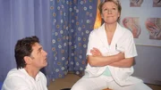 Dr. Schmidt (Walter Sittler) muss vor Nicola (Mariele Millowitsch) kriechen: er hebt das Stationsverbot f&uuml;r sie wieder auf, wenn sie nur mit hinunter kommt und den kleinen Jungen beruhigt, der alle bei&szlig;t, die in seine N&auml;he kommen.