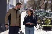 Esma (&Ouml;zge Delioglan) fiebert angespannt einer Nachricht von Tobias wegen des Plagiatsvorwurfs entgegen. Links Bambi (Ben Heinrich).